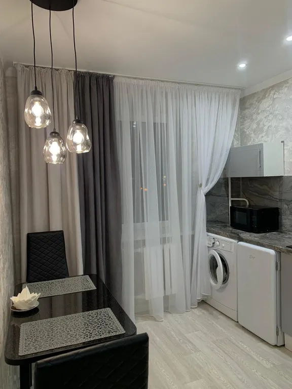 Романтическое свидание в уютной квартире возле набережной