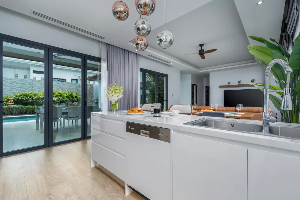 Новая вилла с бассейном, террасой и барбекю зоной, рядом с Боат авеню