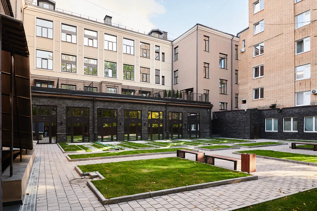 У метро Аэропорт