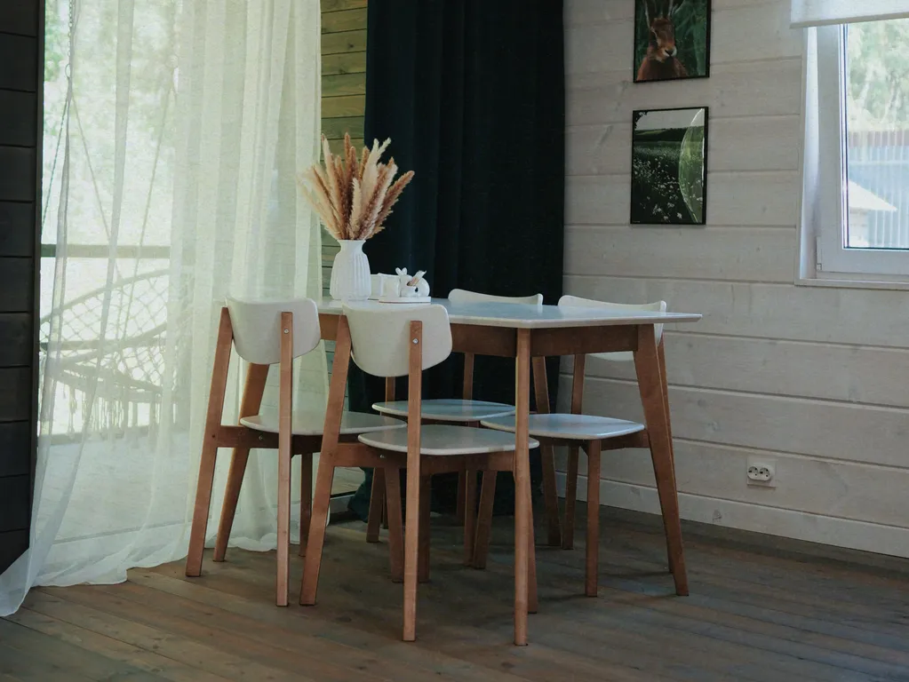 Современный уютный дом с видом на лес