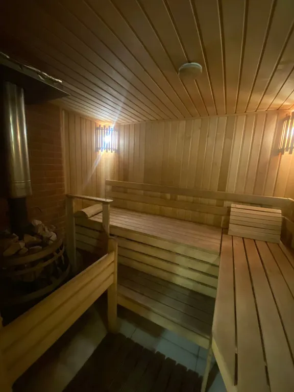 Дом на берегу реки с баней