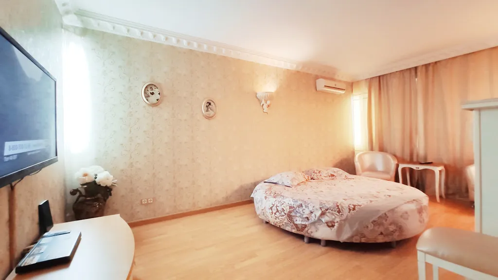 Квартира с золотой джакузи и камином