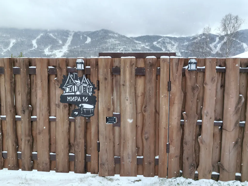 Уютный дом у озера Манжерок