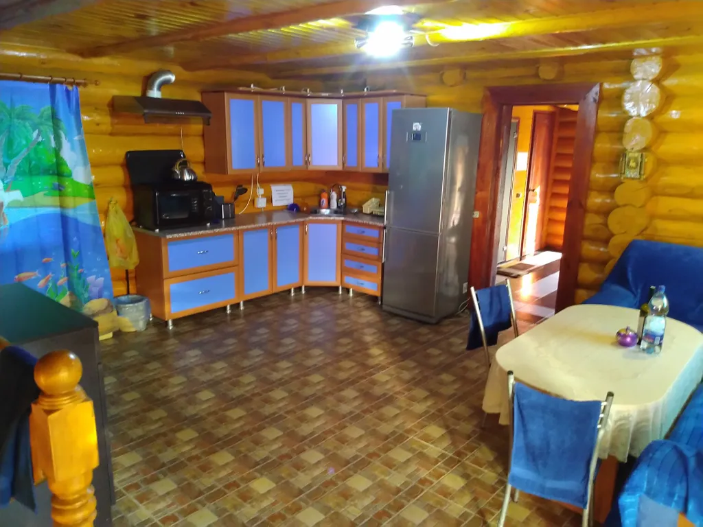 Бревенчатый дом в лесу с бассейном