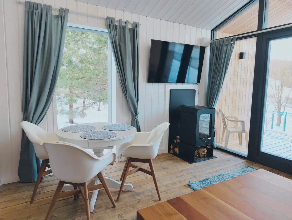 Современный уютный домик с камином на берегу реки Оки