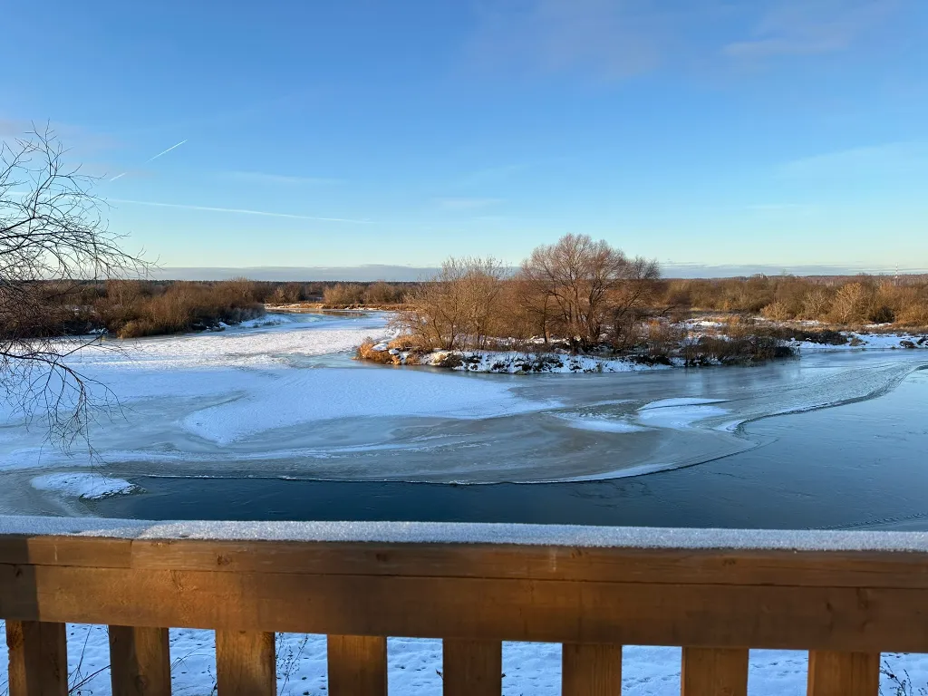 Современный дом на самом берегу реки