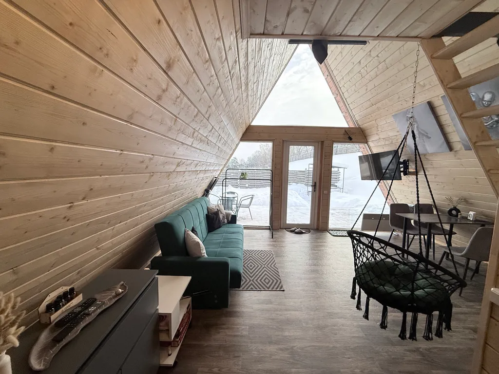 Уютный домик на берегу реки с горячим чаном