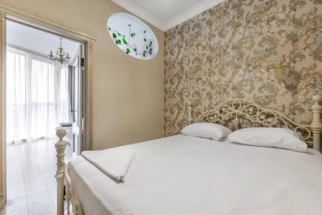 Видовая квартира на набережной с витражными окнами