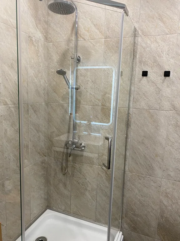 Просторная квартира студия для проведения романтических вечеринок