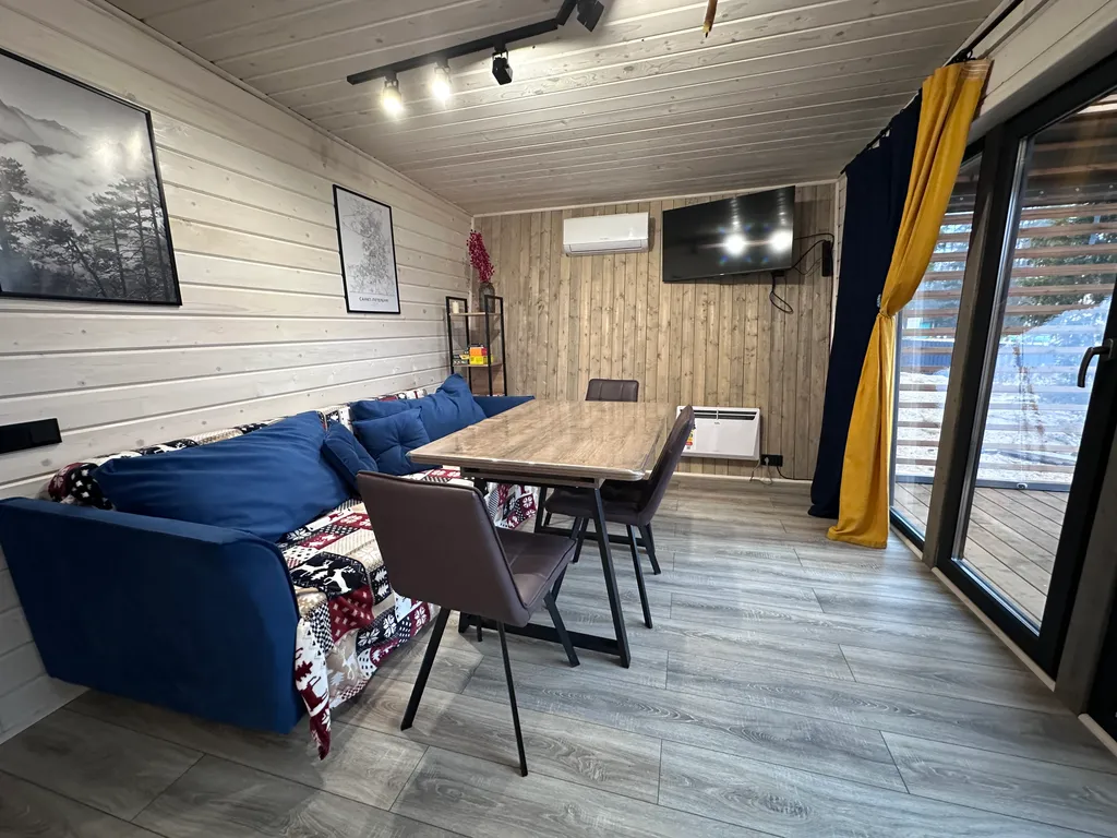 Коттедж Уютный современный дом в сосновом лесу у озера — Запорожское