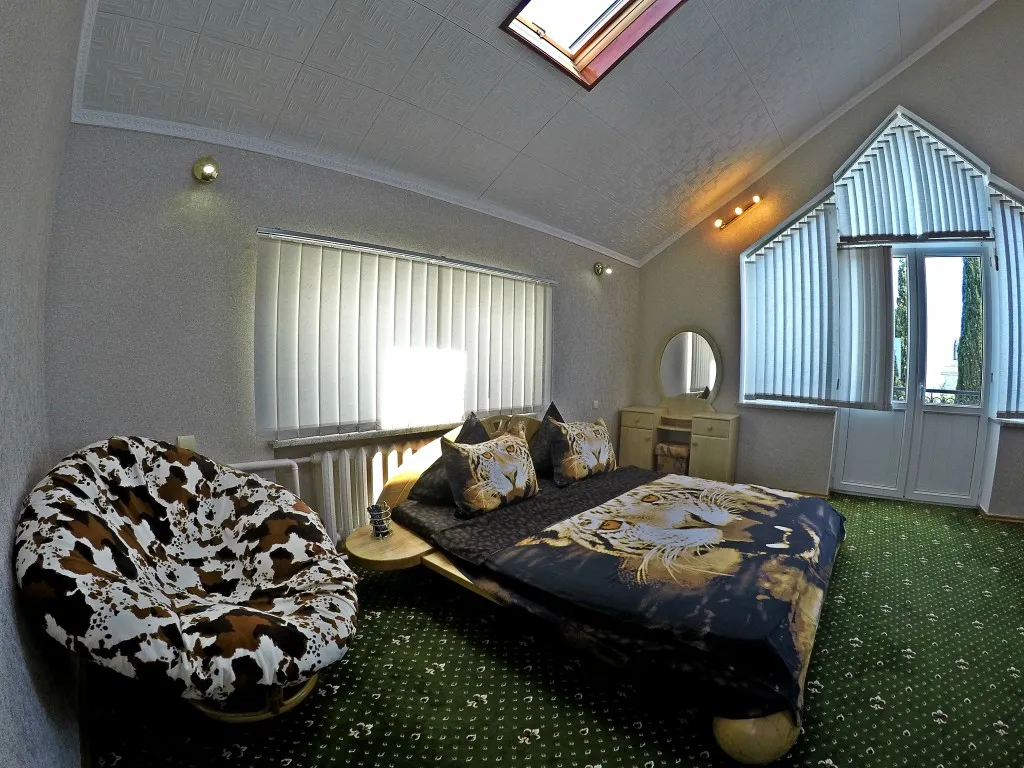 Дом в Ялте с бассейном и сауной