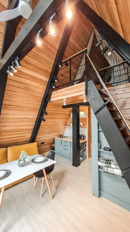 Треугольный домик с видом на лес и горы