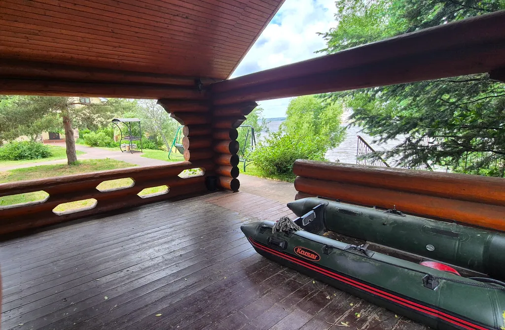 Дом на берегу волги, с видом на затопленную колокольню