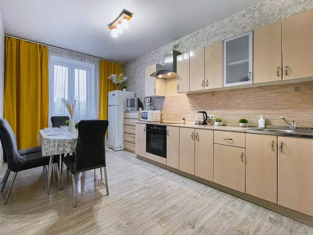 Шикарная 2-комнатная квартира с раздельными комнатами и балконом