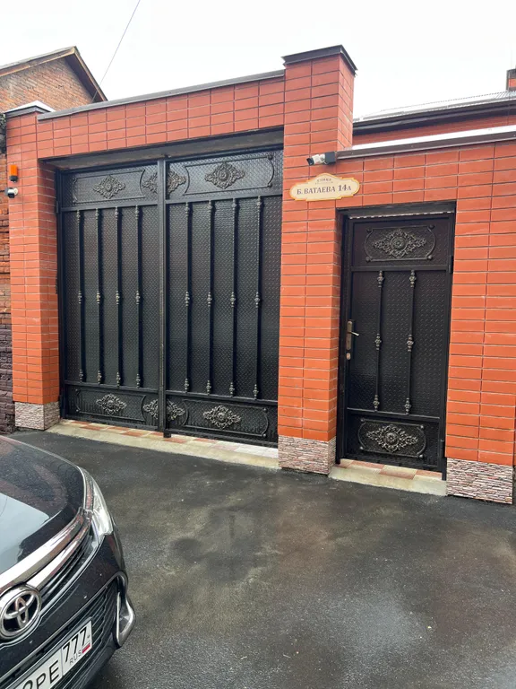 Новый современный дом в центре города, рядом с набережной.