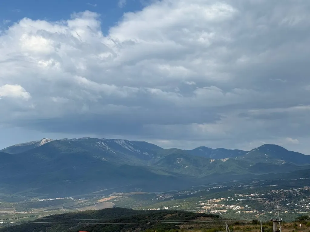 Апартаменты с теплым бассейном и видом на море и горы.