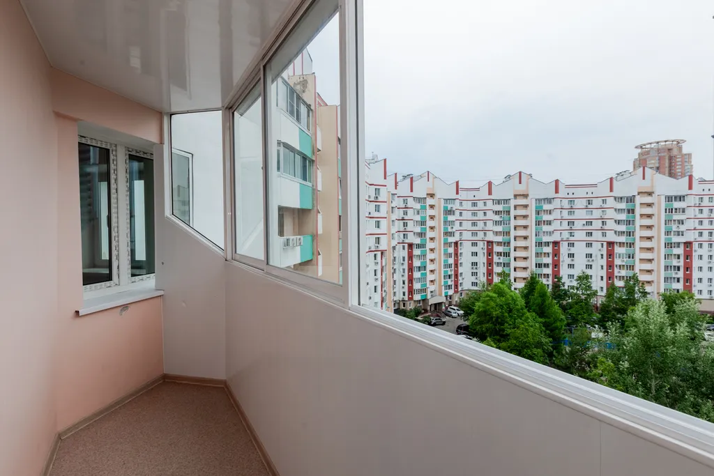 Жилая комната в 3-комнатной квартире с общим санузлом и кухней