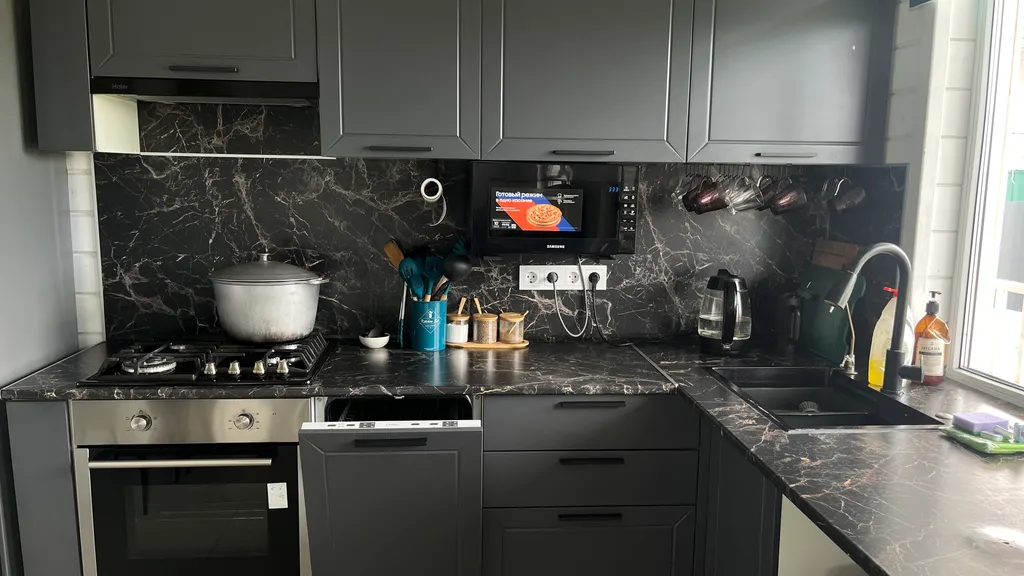 Дом с бассейном и сауной у пруда