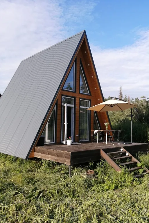 Уютный домик-треугольник у леса