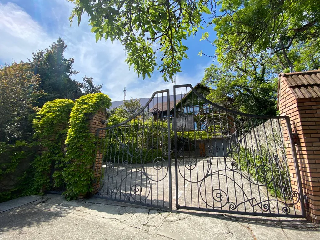 Дом с теплым бассейном у моря в Ялте