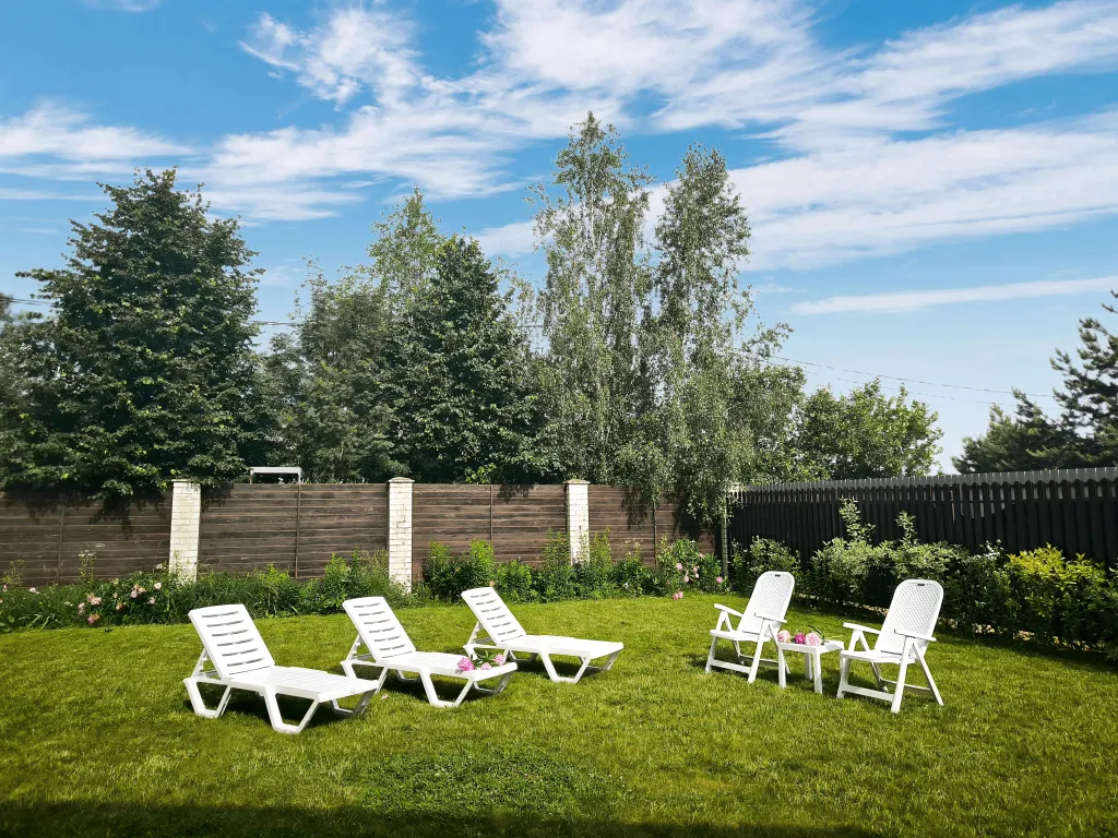 Белый коттедж с баней и бассейном рядом с озером