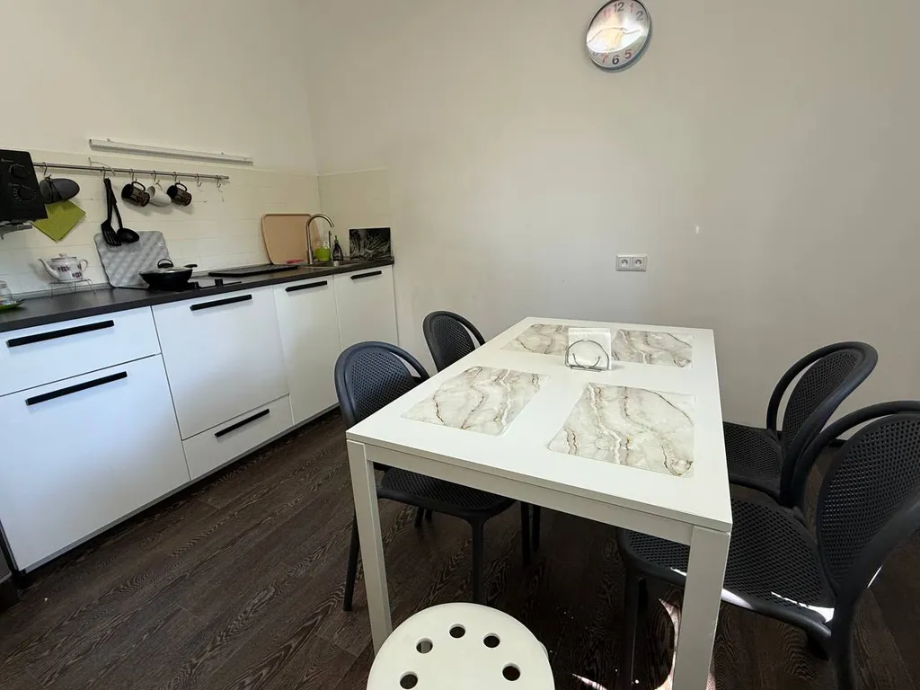 Дом в дубовой роще у реки