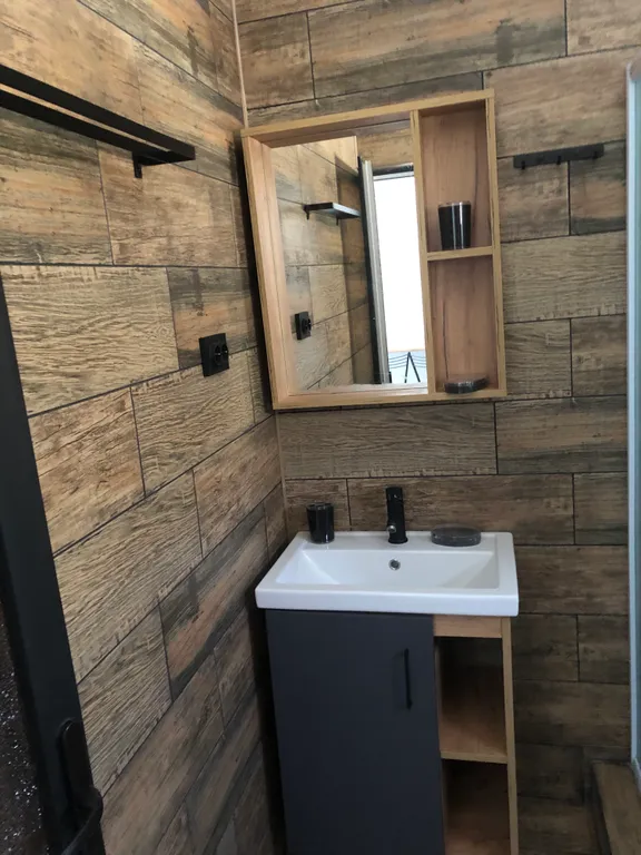 Дом с мансардой у моря, шале с видом на бассейн, номер с бассейном