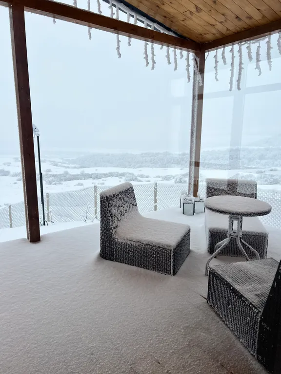 Домик на холме с видом на лес и горы