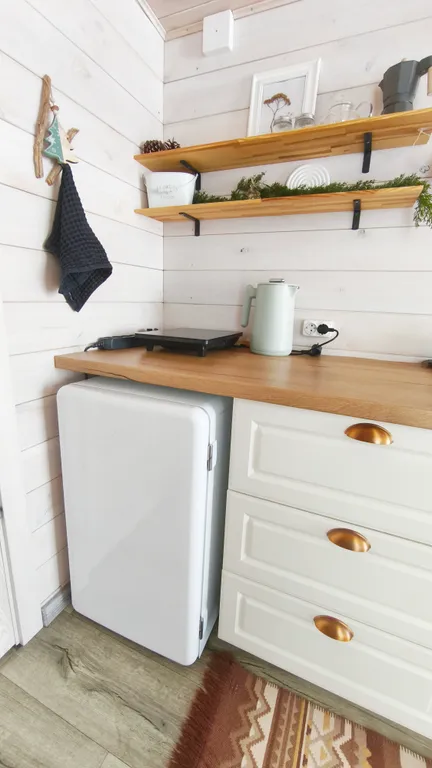 Уютный сканди домик с видом на озеро, баня, чан