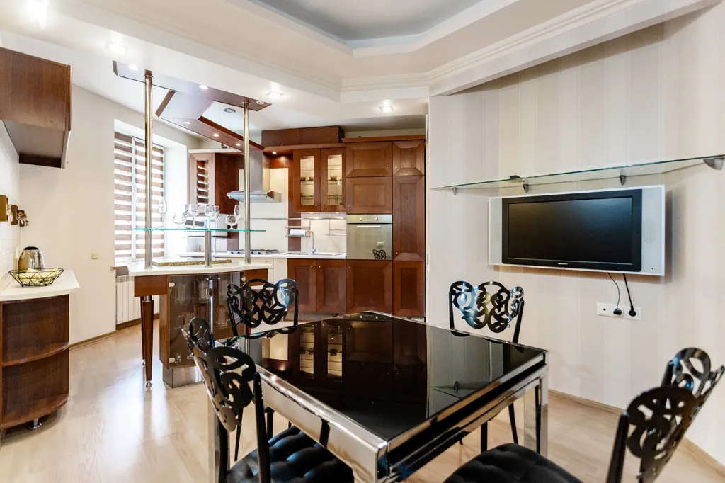 Четырёхкомнатные апартаменты на главном проспекте города