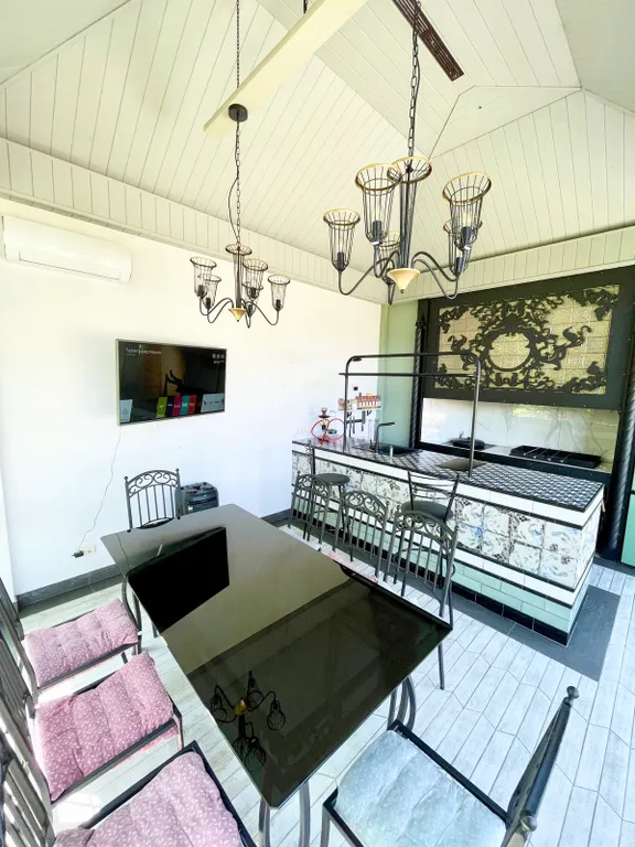 Стильный дом с открытым бассейном и сауной