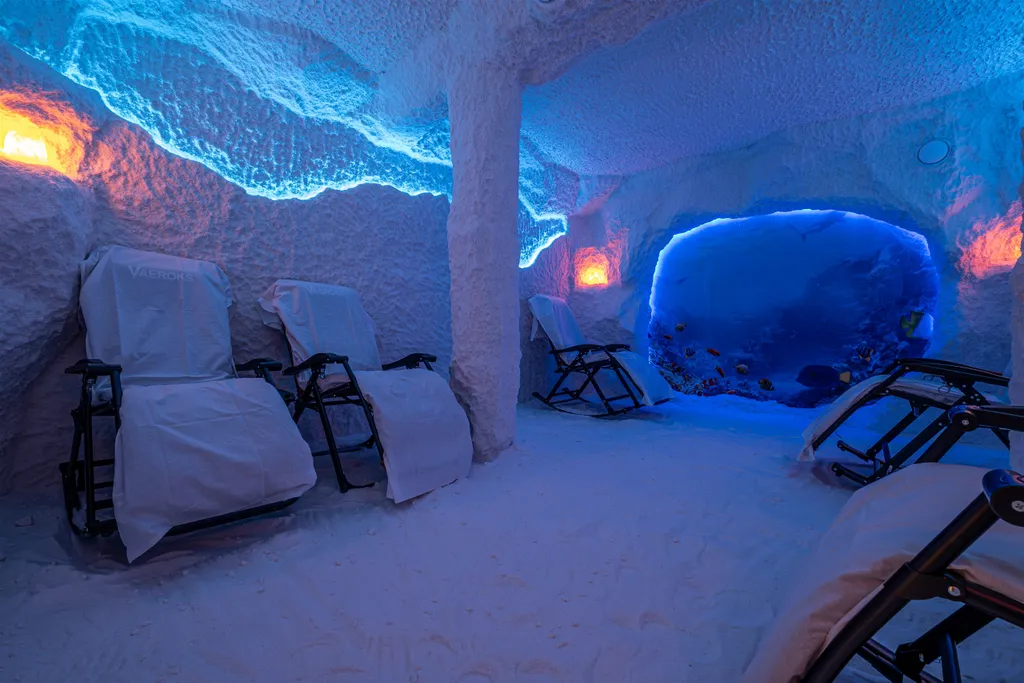 Коттедж с бассейном в лесу