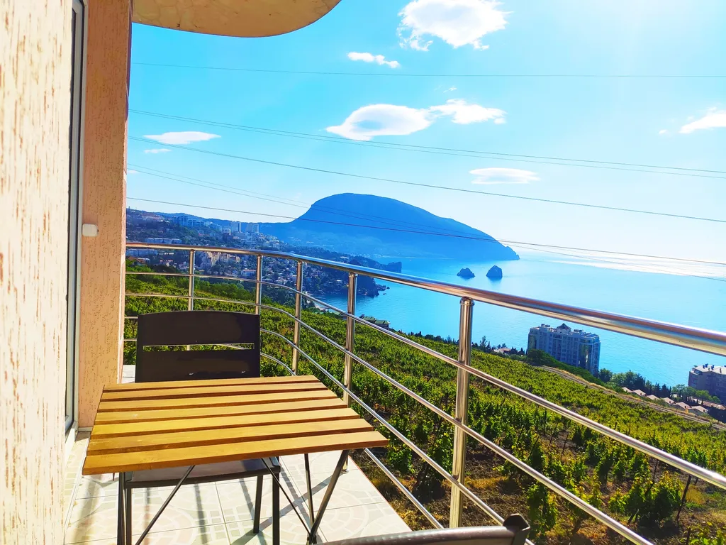 Квартира-студия с шикарным видом на море и гору Аю-Даг