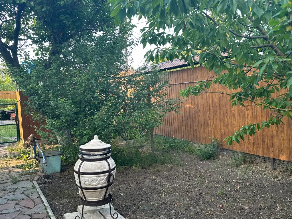 Уютный домик рядом с садом, хвойными деревьями, рядом с тц