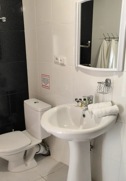 Номера оббиты сибирским кедром, 3 минуты до моря, закрытая парковка