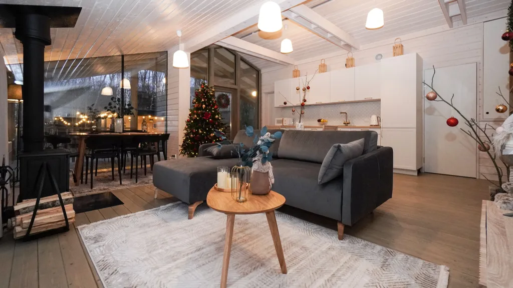 Уютный панорамный дом с баней в лесу