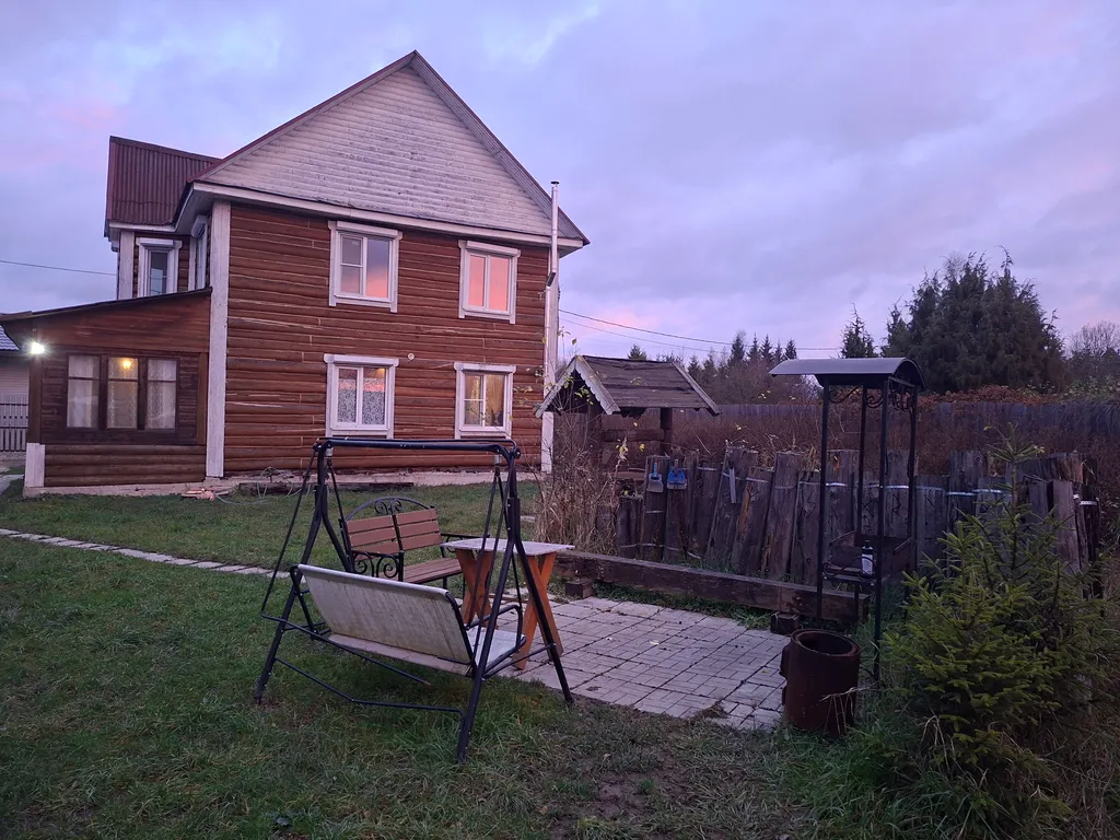 Большой дом с баней рядом с водой