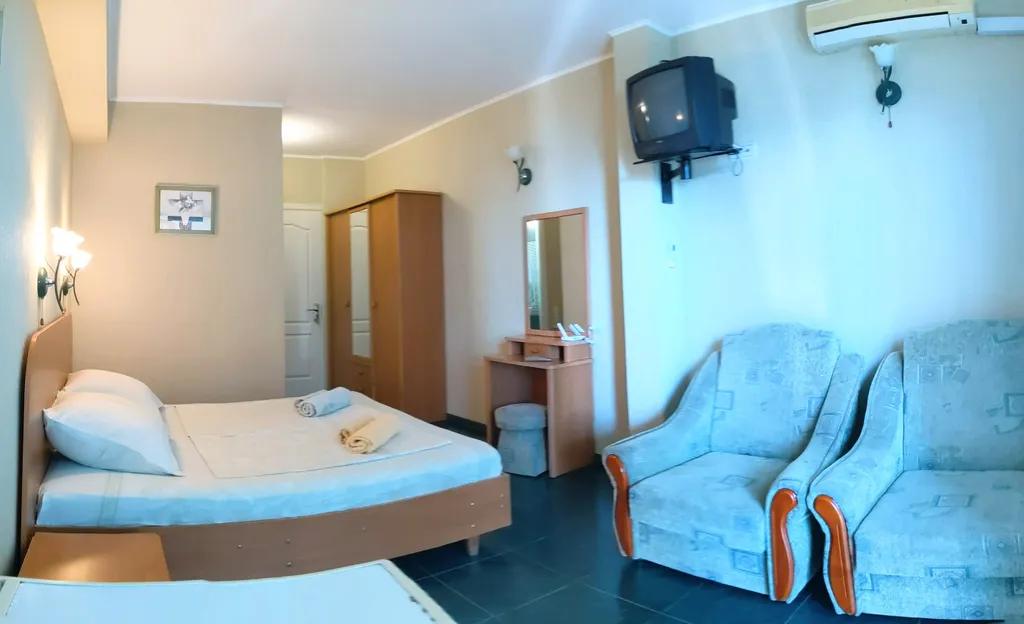 Уютная комната с балконом у моря