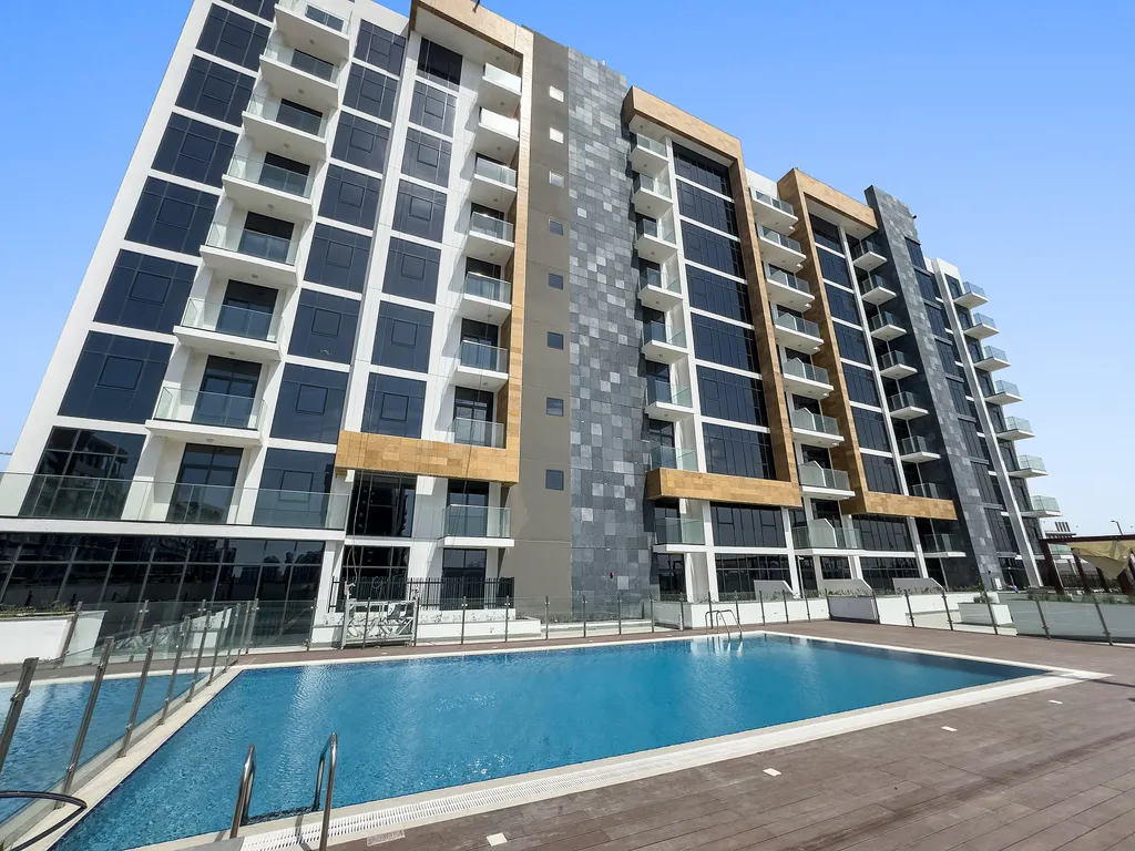 Уютная студия с балконом в Azizi Riviera