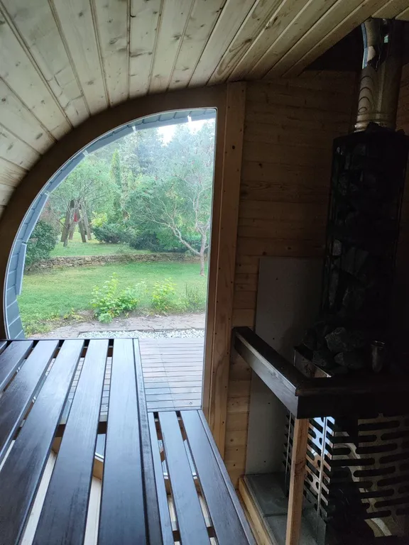 Уединённый хутор в лесу у реки с баней и камином