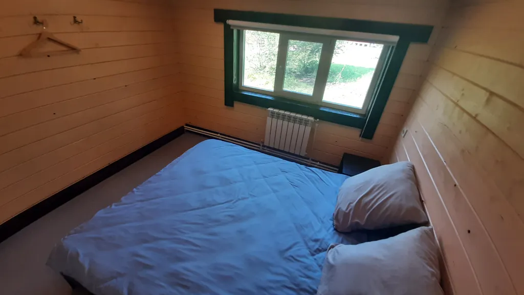 Новые деревянные дома в предгорье Уральских горберегу 3 рек