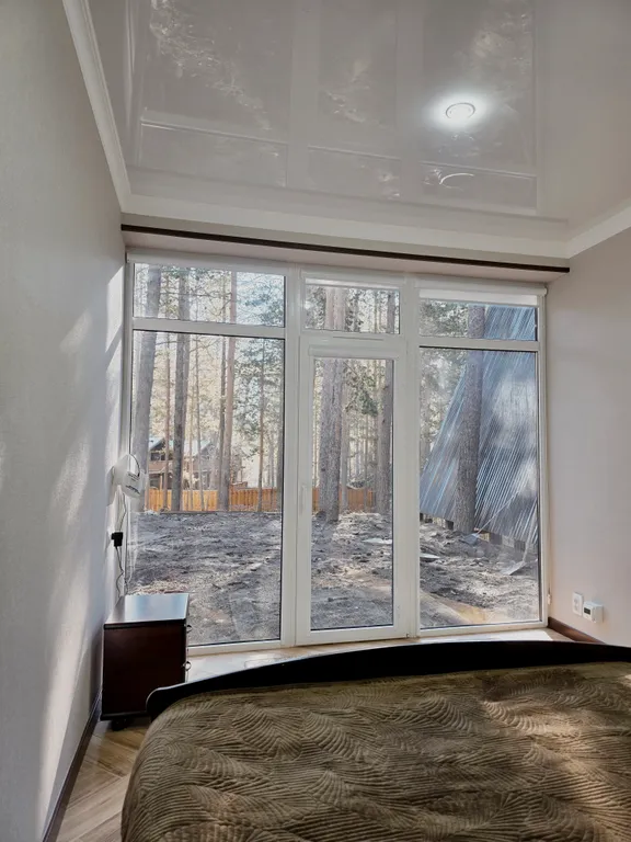 Уютный дом в сосновом лесу, рядом горная речка