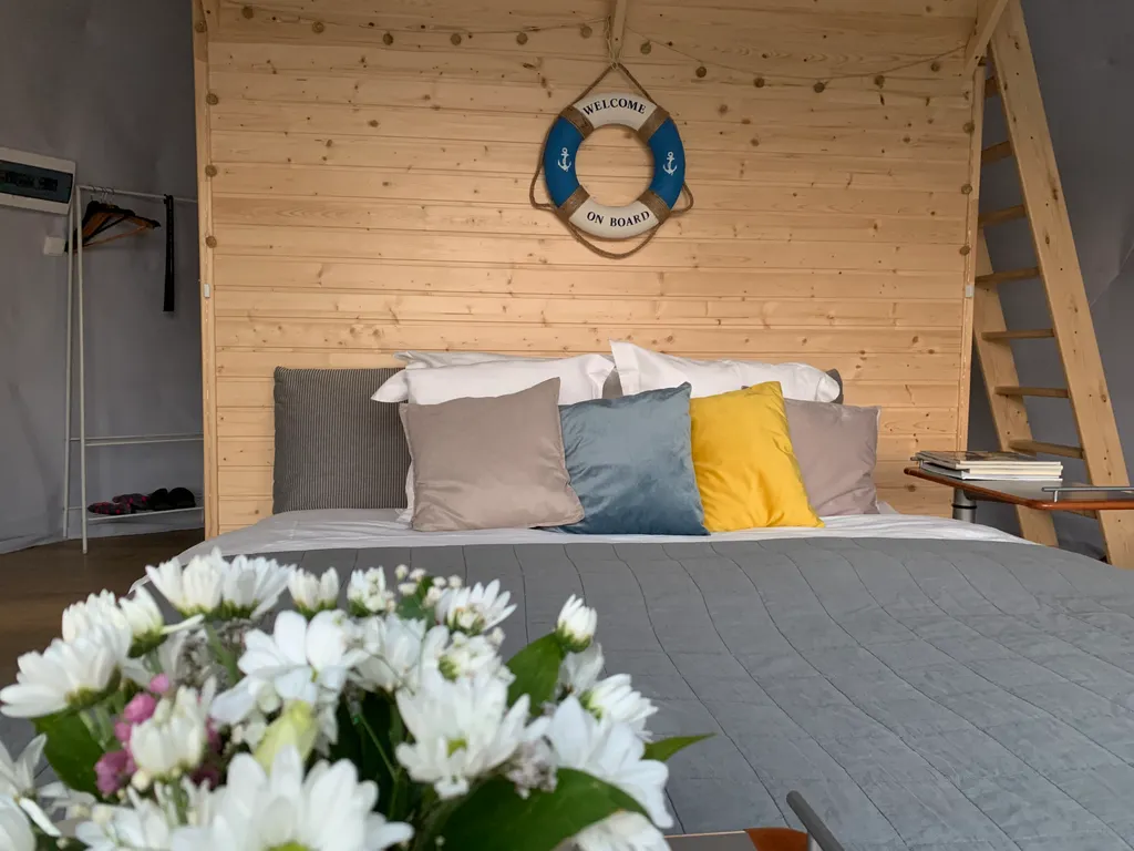 Чудесное место у озера с камином и русской баней