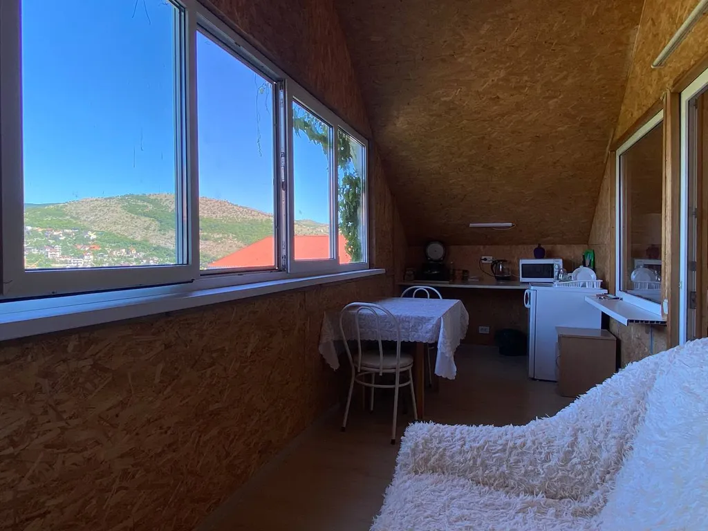 Уютный номер с видом на горы