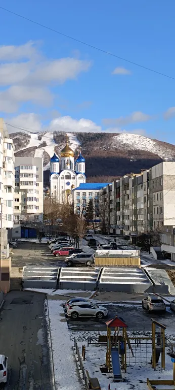 Горнолыжный курорт через дорогу