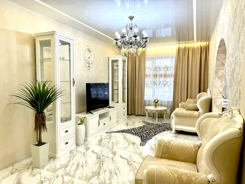 Апартаменты в античном стиле, с джакузи и красивым видом из окна