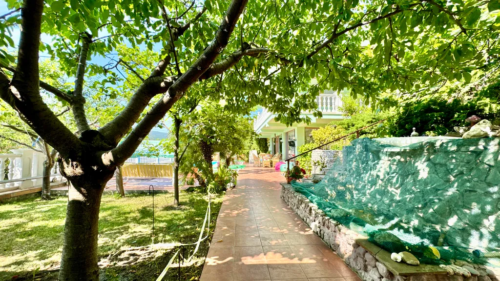 Дом с бассейном в Аутке