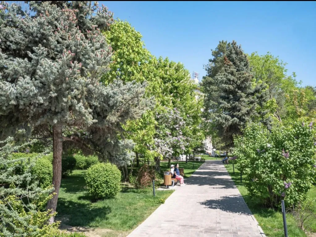 Величественная сталинка на набережной вокруг достопримечательностей