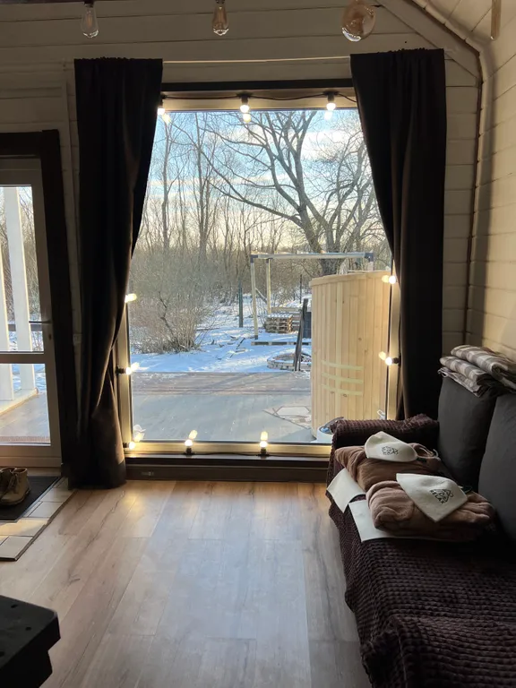 Коттедж Уютный домик с камином и кедровой бочкой на берегу озера — Лобня