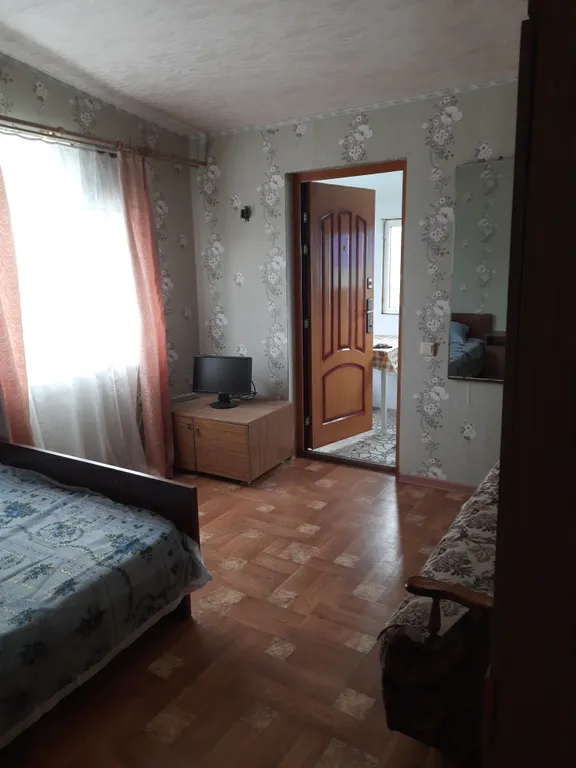 Небольшой номер с диваном на 2 этаже